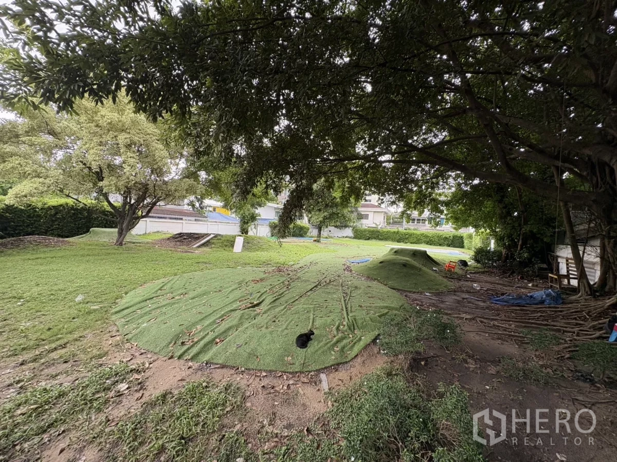 ที่ดิน ให้เช่าในWatthana, Bangkok - พื้นที่ภายในที่ดิน มีร่มเงาต้นไม้ใหญ่ เนินหญ้า และพื้นที่โล่ง