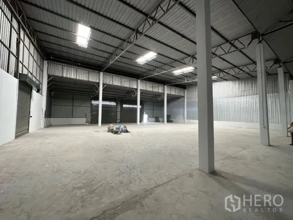 货栈 出租在Khlong Luang, Pathum Thani - 大跨度内部空间，钢柱与波纹金属墙体，地面面积充足。