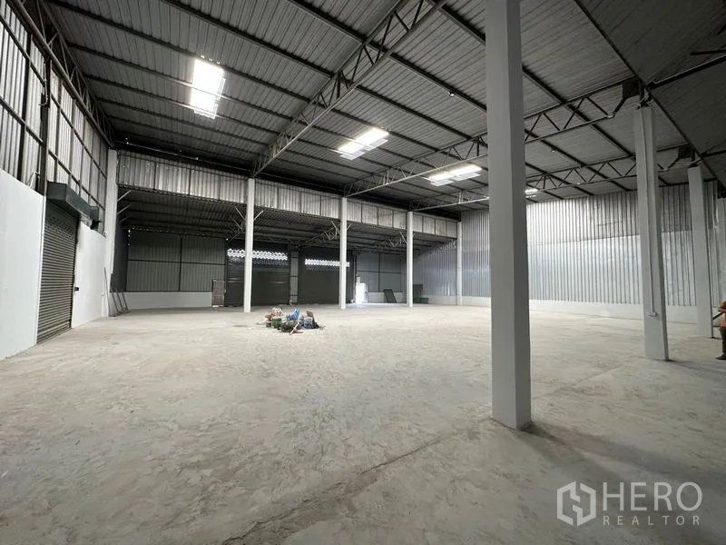 货栈 出租在Khlong Luang, Pathum Thani - 大跨度内部空间，钢柱与波纹金属墙体，地面面积充足。