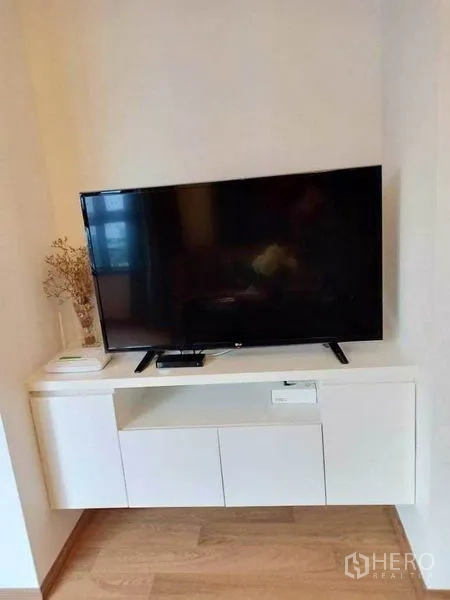 คอนโด ให้เช่าในWatthana, Bangkok - ทีวีจอแบนบนชั้นวางบิวท์อินสีขาว