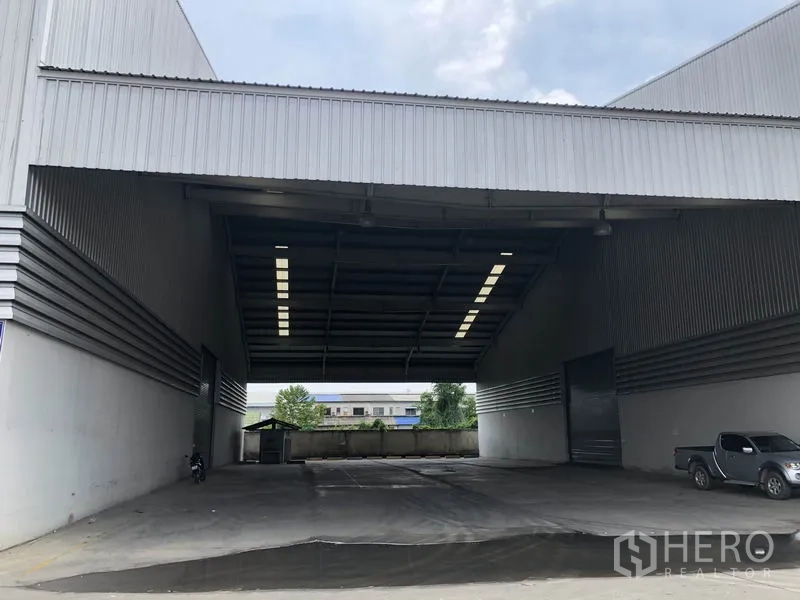 工厂 出租在Wang Noi, Phra Nakhon Si Ayutthaya - 两栋厂房之间的大型半室内装卸区，卡车可在遮雨空间内操作。