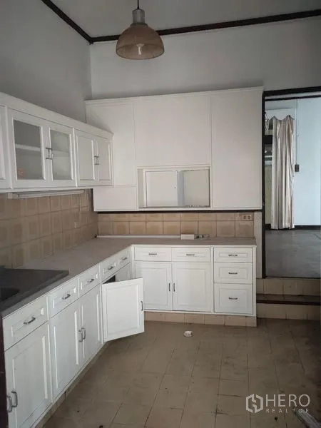 带办公室的家 出租在Pathum Wan, Bangkok - 白色L形嵌入式厨房，墙面瓷砖与储物柜