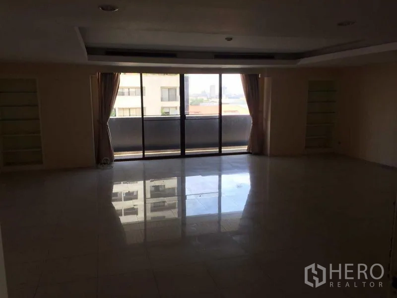 คอนโด ให้เช่าในWatthana, Bangkok - ห้องนั่งเล่นกว้าง ประตูกระจกบานเลื่อนเปิดสู่ระเบียง มองเห็นวิวเมือง