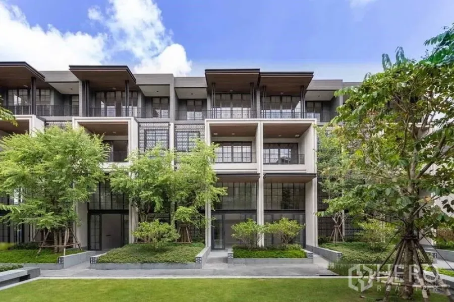 ทาวน์เฮาส์ ให้เช่าในWatthana, Bangkok - ด้านหน้าอาคารทาวน์เฮ้าส์ร่วมสมัย มีระเบียง หน้าต่างบานใหญ่ และสวนส่วนกลาง