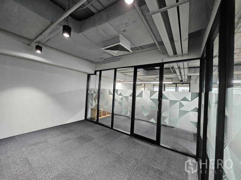 สำนักงาน ให้เช่าในRatchathewi, Bangkok - ห้องส่วนตัวปูพรม พร้อมผนังกระจกลายฟรอสต์เรขาคณิต