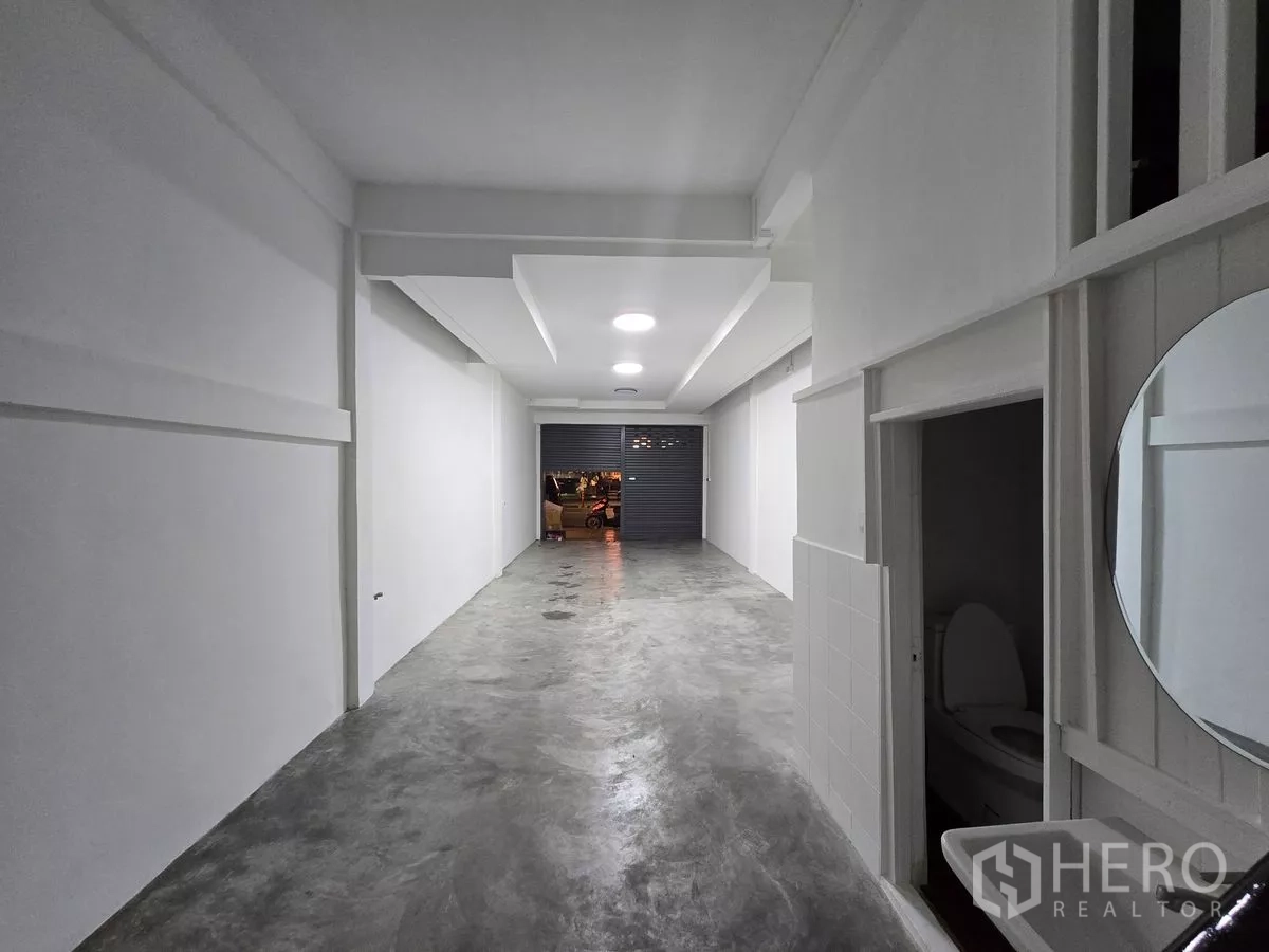 店屋 出租在Watthana, Bangkok - 底层店铺带卷帘门临街，旁设卫生间入口