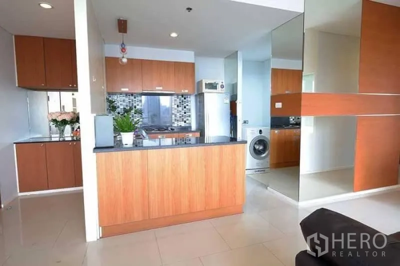 คอนโด ให้เช่าในKhlong San, Bangkok - ครัวแบบเปิดตู้ไม้ แผงกันเปื้อนลายโมเสก เคาน์เตอร์ และมีเครื่องซักผ้า