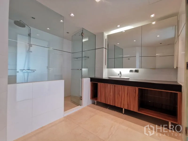 คอนโด ให้เช่าหรือขายในPhaya Thai, Bangkok - ห้องน้ำสไตล์โมเดิร์น พร้อมตู้กระจก ฝักบัวกระจก และเคาน์เตอร์ลายไม้