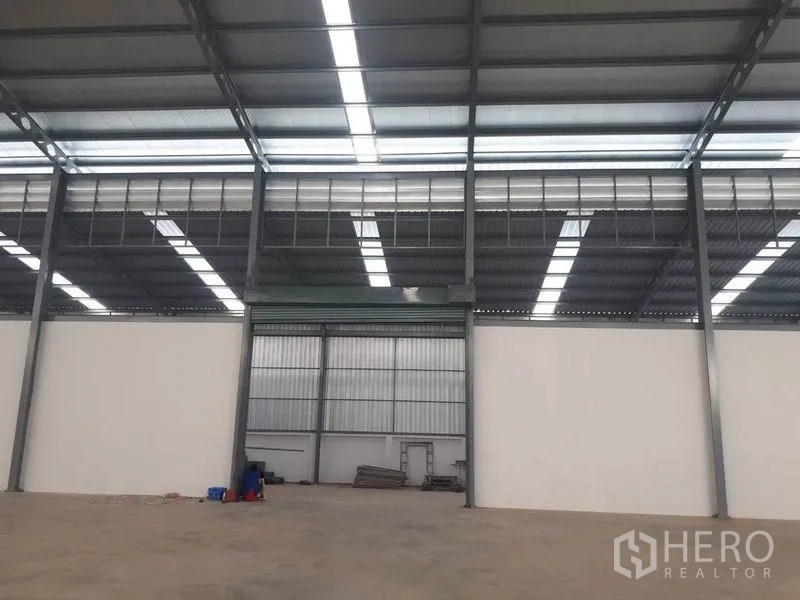คลังสินค้า ให้เช่าในBang Phli, Samut Prakan - โถงกลางมีประตูม้วนขนาดใหญ่และโครงสร้างเหล็ก