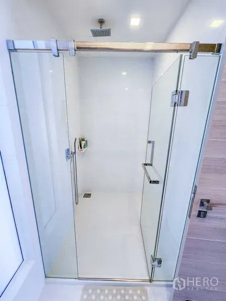 คอนโด ให้เช่าหรือขายในBang Rak, Bangkok - ตู้ shower โทนขาว ประตูกระจก พร้อมฝักบัวเรนชาวเวอร์แบบเพดาน