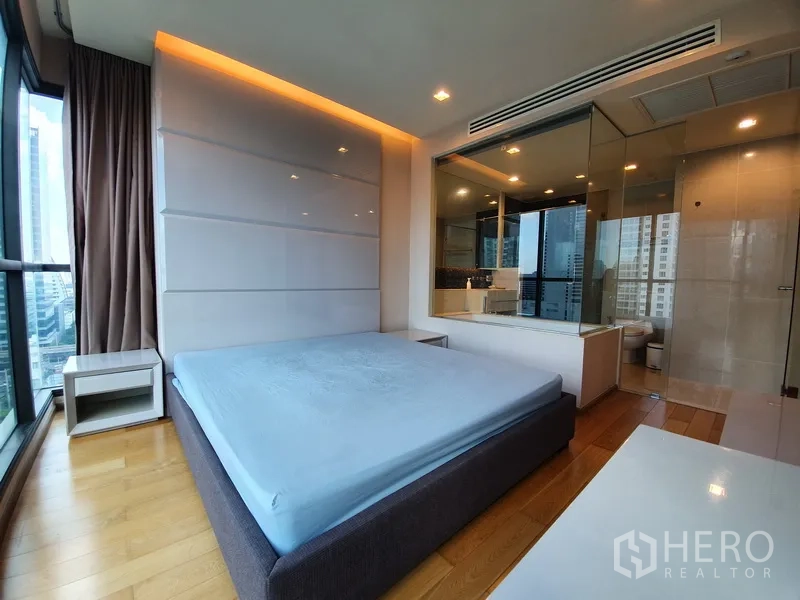公寓 出租在Bang Rak, Bangkok - 主卧带落地窗与玻璃墙套内浴室