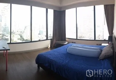 คอนโด ให้เช่าในBang Rak, Bangkok - ห้องนอนมุมกระจกเต็มบาน มอบวิวสกายไลน์กว้างไกล พร้อมพื้นไม้