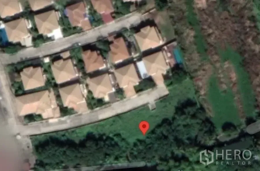 ที่ดิน ขายในBang Bon, Bangkok - ภาพมุมสูงแบบดาวเทียมของแปลงที่ดินสีเขียว ติดหมู่บ้านและคลอง ในเขตบางบอน กรุงเทพฯ