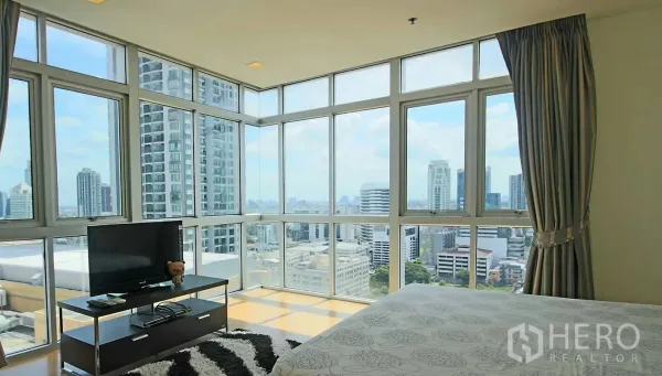 คอนโด ให้เช่าในKhlong Toei, Bangkok - ห้องนอนมาสเตอร์มุมอาคาร ผนังกระจกล้อมรอบ มองเห็นวิวกรุงเทพฯ พาโนรามา พร้อมชั้นวางทีวี