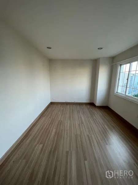 带办公室的家 出租或出售 - 长方形房间，木地板与转角窗，方便布置办公室。