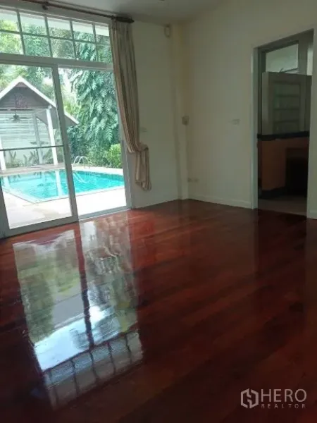 บ้าน ให้เช่าในBang Rak, Bangkok - ห้องชั้นล่างพื้นไม้เงางาม ประตูกระจกบานเลื่อนเปิดสู่สระและระเบียง