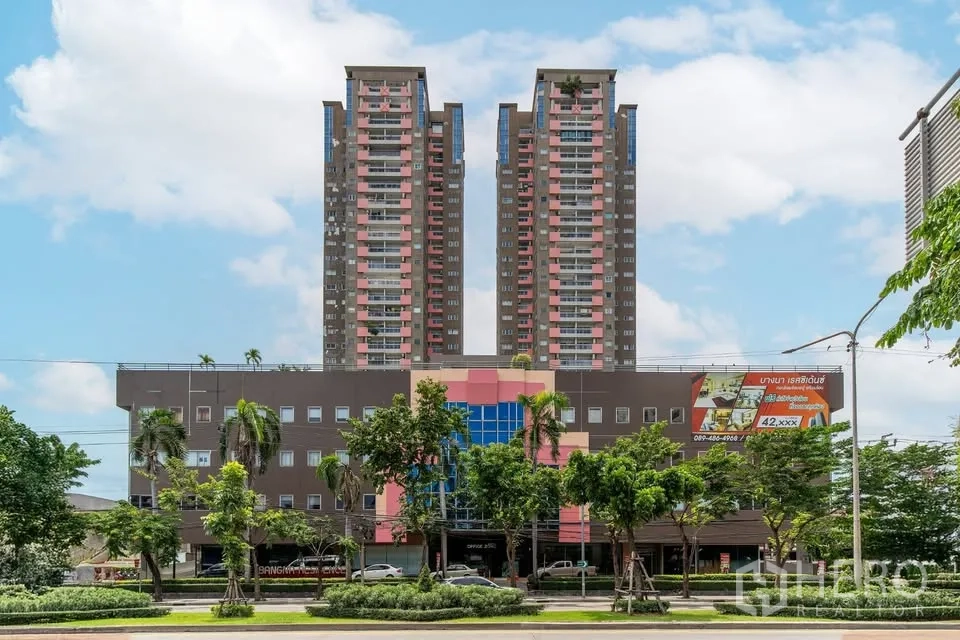 คอนโด ขายในBang Na, Bangkok - ภาพภายนอกอาคารคอนโดทาวเวอร์คู่ ตั้งบนฐานอาคารพร้อมพื้นที่สีเขียวด้านหน้า