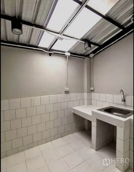 สำนักงานที่บ้าน ให้เช่าในPhra Khanong, Bangkok - ครัวขนาดกะทัดรัดปูกระเบื้อง มีอ่างสแตนเลสและหลังคารับแสงสกายไลท์