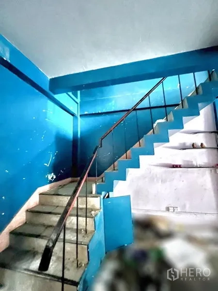 อาคารพาณิชย์ ให้เช่าในWatthana, Bangkok - บันไดทาสีน้ำเงินพร้อมราวจับ เชื่อมระหว่างชั้น