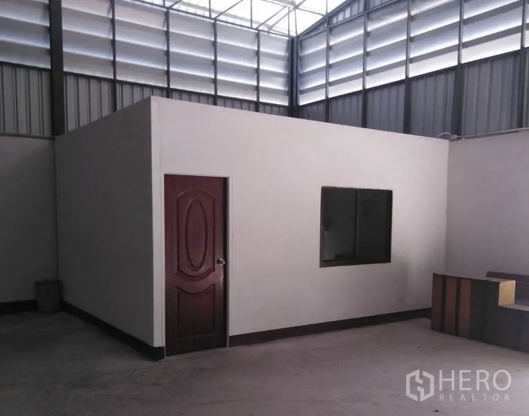 คลังสินค้า ให้เช่าในBang Yai, Nonthaburi - ภายในโกดังมีห้องออฟฟิศก่อสร้างในตัว ประตูไม้ หน้าต่าง ใต้หลังคาระบายอากาศสูง