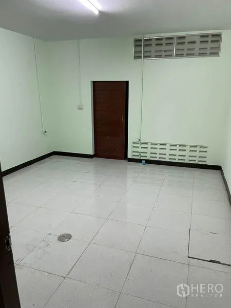 店屋 出租在Phaya Thai, Bangkok - 瓷砖多功能间，实心门、通风砖和地漏。