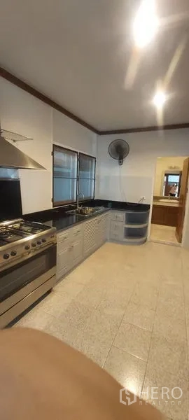 独立式住宅 出租在Pathum Wan, Bangkok - 狭长走道式厨房，有窗户、储物柜和家务区出入口