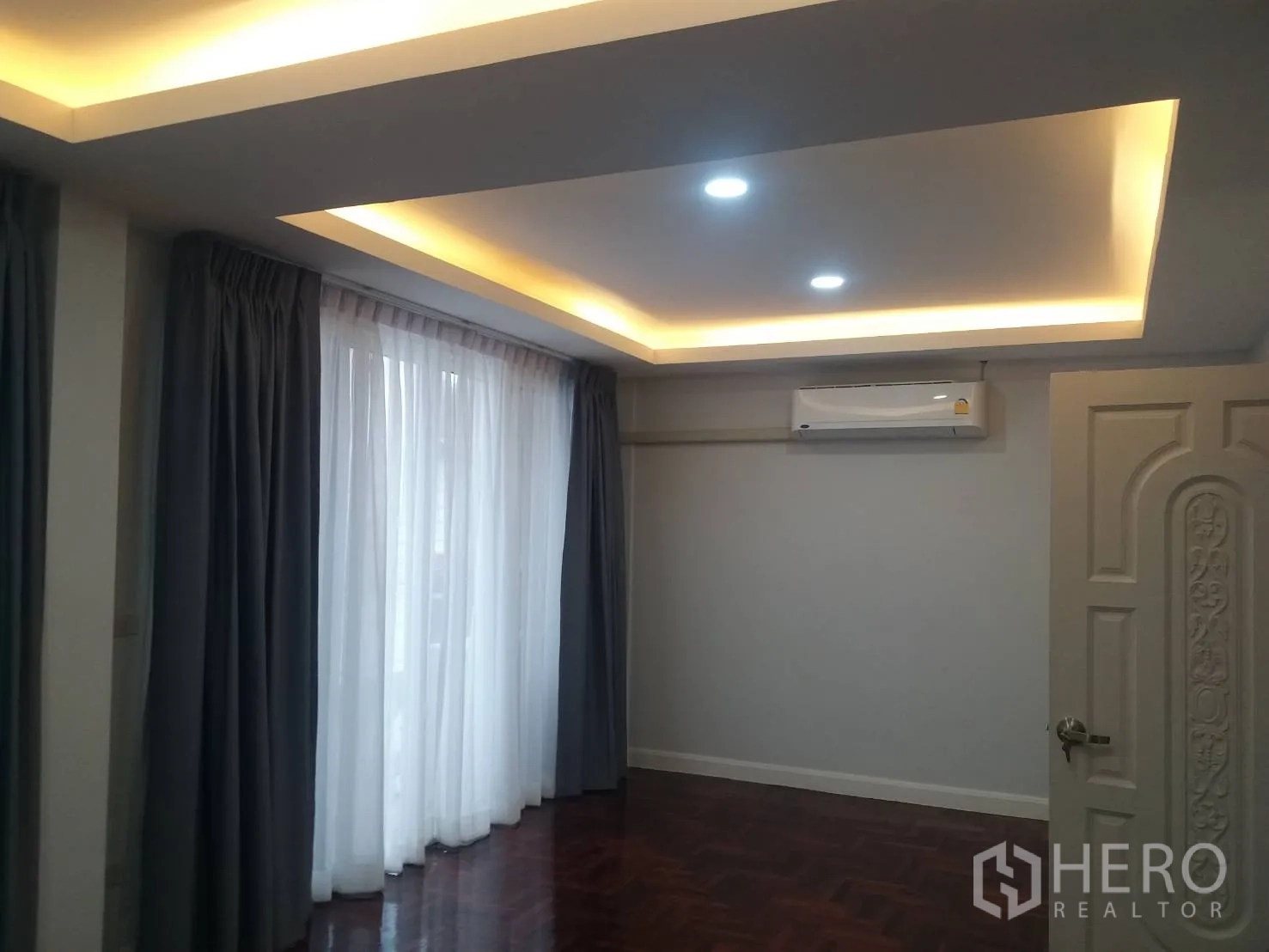 ทาวน์เฮาส์ ให้เช่าในKhlong Toei, Bangkok - ห้องนอนพร้อมไฟซ่อนฝ้าหลุม ผ้าม่านทึบ-โปร่ง และแอร์ติดผนัง.