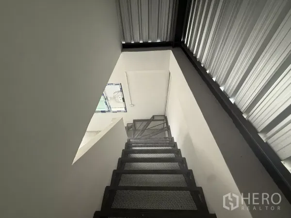 Warehouse for rent in Lat Krabang, Bangkok - Sturdy metal staircase leading to the second‑floor office inside the warehouse.