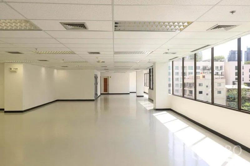 办公空间 出租在Bang Rak, Bangkok - 采光充足的转角办公区，长窗与城市景观