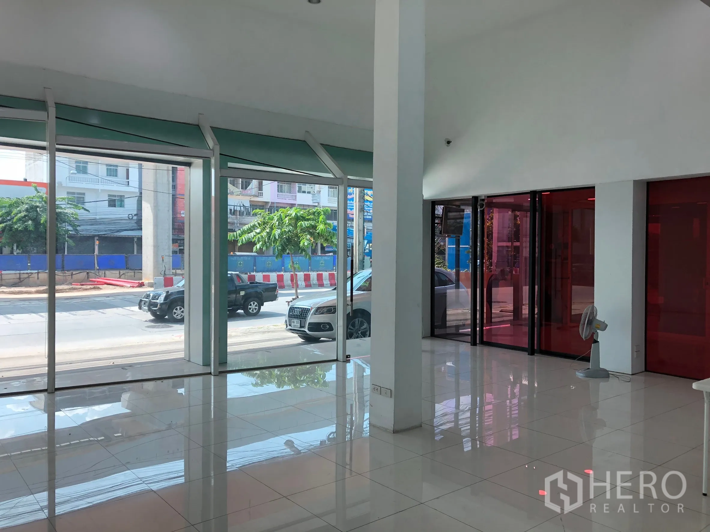 店屋 出租或出售在Khan Na Yao, Bangkok - 临街落地玻璃门面，采光充足，旁侧设有红色玻璃办公室。