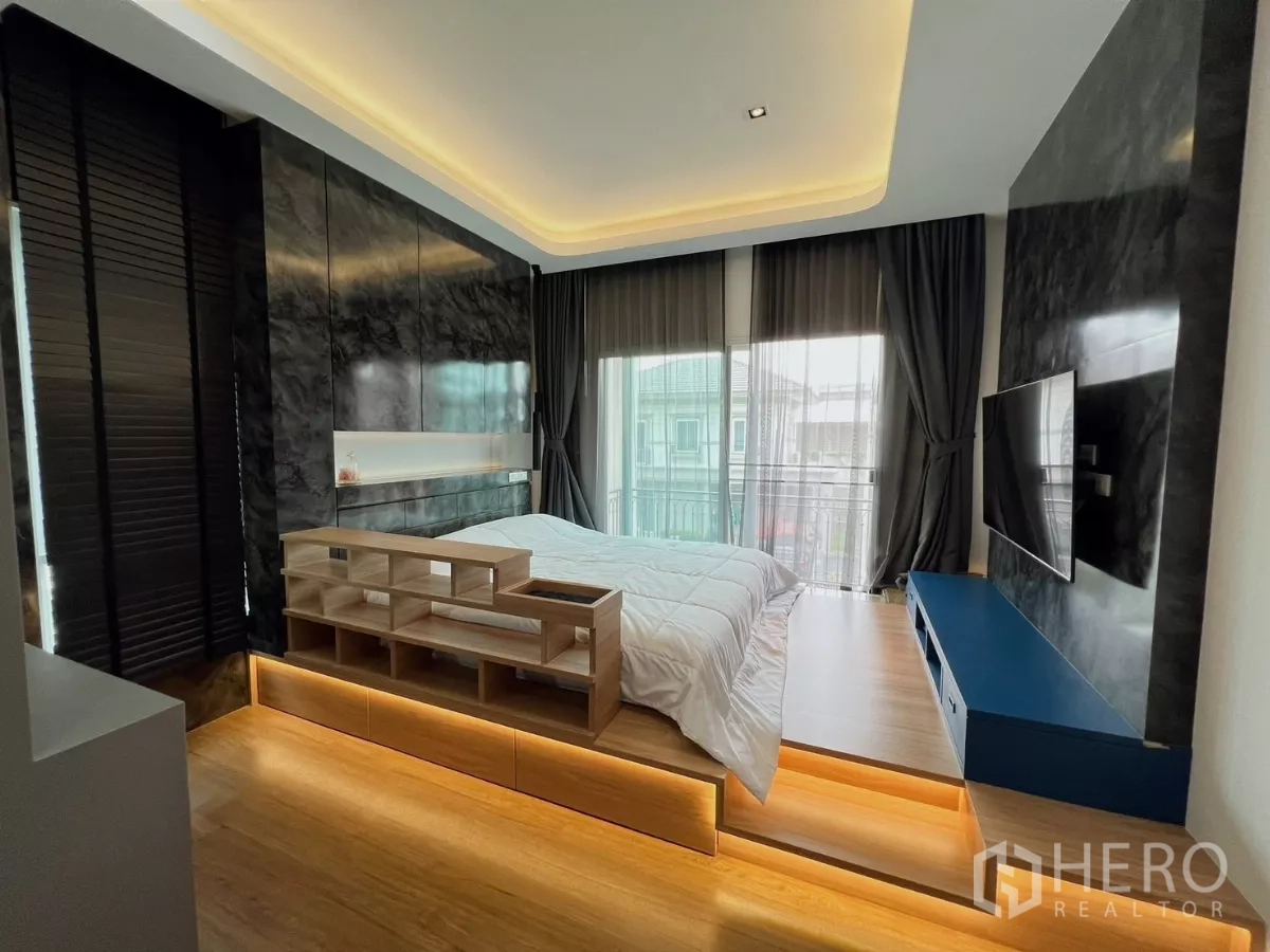 独立式住宅 出租或出售在Khlong Luang, Pathum Thani - 宽敞主卧，落地阳台门、电视墙与灯带