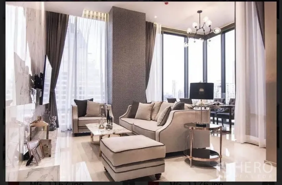 คอนโด ให้เช่าในBang Rak, Bangkok - มุมนั่งเล่นกว้าง โซฟาเซ็ตพื้นเงางาม และหน้าต่างกระจกโอบรอบเชื่อมต่อกับมุมทานอาหาร