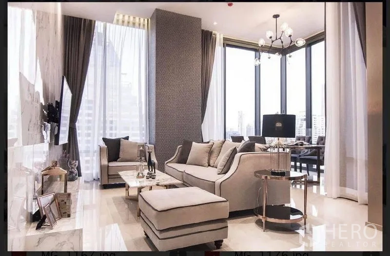 คอนโด ให้เช่าในBang Rak, Bangkok - มุมนั่งเล่นกว้าง โซฟาเซ็ตพื้นเงางาม และหน้าต่างกระจกโอบรอบเชื่อมต่อกับมุมทานอาหาร