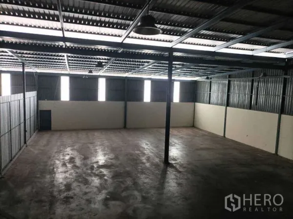 工厂 出租在Ban Phaeo, Samut Sakhon - 俯视宽敞仓库地面，屋顶天窗带来自然采光