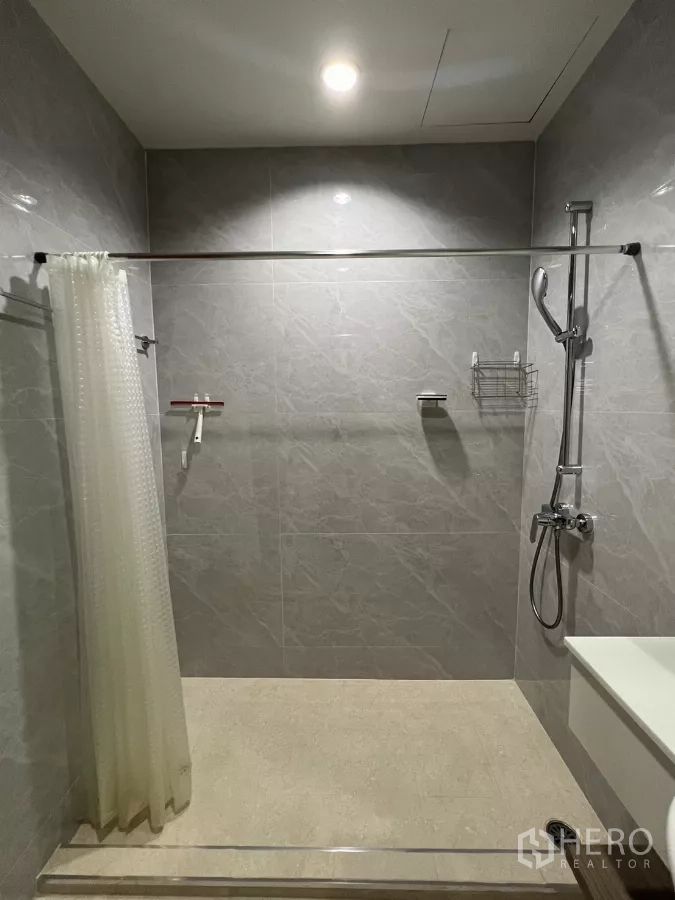 คอนโด ให้เช่าในBang Kapi, Bangkok - พื้นที่อาบน้ำแบบวอล์กอิน พร้อมฝักบัวและฉากกั้น