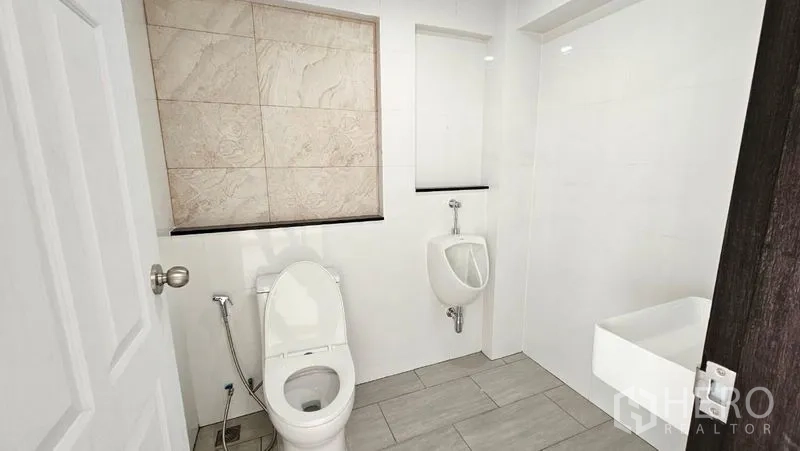 สำนักงานที่บ้าน ให้เช่าในBang Na, Bangkok - ห้องน้ำสะอาดพร้อมโถสุขภัณฑ์ โถปัสสาวะชาย และอ่างล้างหน้าแขวนผนัง