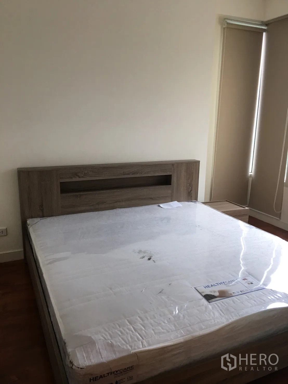 คอนโด ให้เช่าในWatthana, Bangkok - ห้องนอนพร้อมเตียงใหญ่ หัวเตียงไม้ และมู่ลี่ปิดแสง