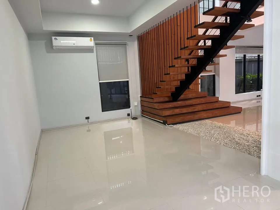 Property Image #20 for property HRE00972