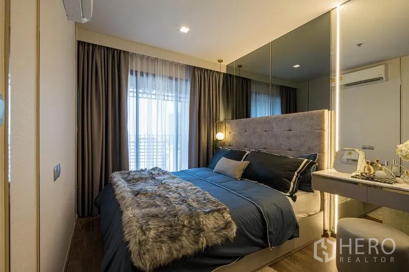 公寓 出售在Chatuchak, Bangkok - 时尚卧室，软包床头与镜面墙并配阳台窗帘