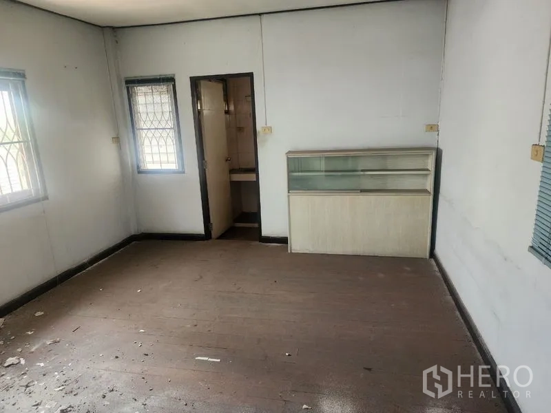 Detached House for rent in Watthana, Bangkok - Room with door to an ensuite bathroom and a glass display cabinet, bright with natural light.