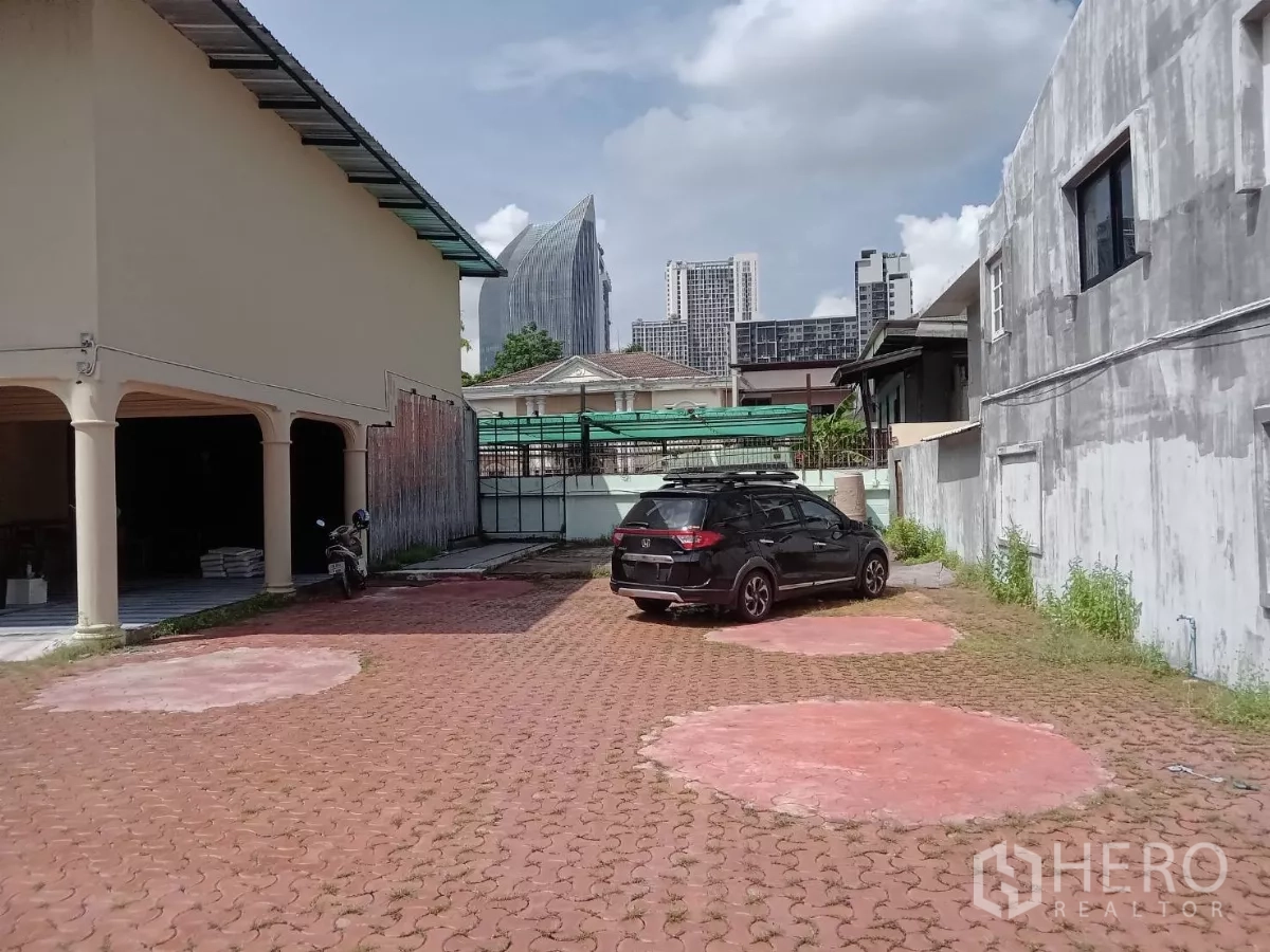 独立式住宅 出租在Phaya Thai, Bangkok - 院内大面积砖铺车道，可停车并带开放式车库。