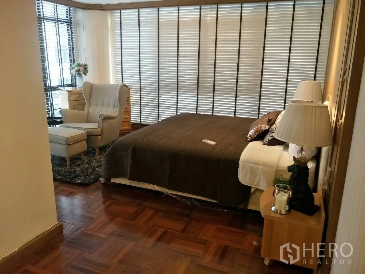 คอนโด ให้เช่าในWatthana, Bangkok - ห้องนอนที่สองพร้อมเก้าอี้พักผ่อนและสตูล มู่ลี่สูงจรดพื้น และพื้นไม้โทนอุ่น