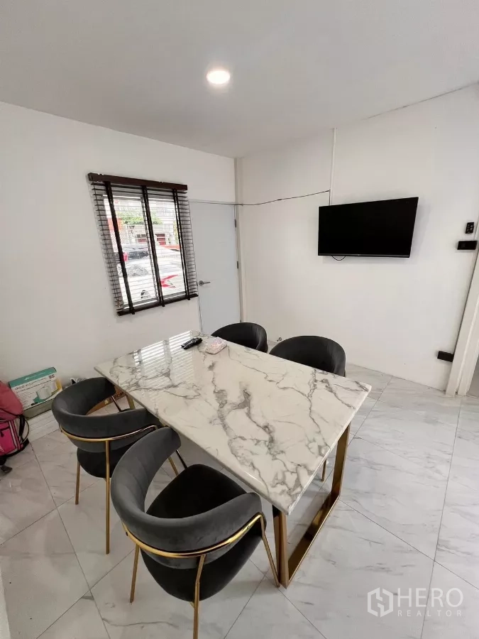 บ้าน ให้เช่าในLat Krabang, Bangkok - มุมทานข้าวพร้อมโต๊ะหินอ่อนและเก้าอี้บุผ้า