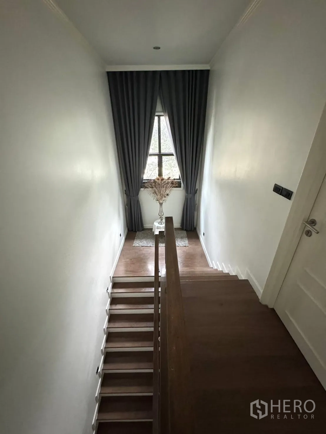 独立式住宅 出售在Mueang Pathum Thani, Pathum Thani - 楼梯平台，落地窗帘与木地板。