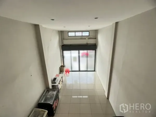 อาคารพาณิชย์ ให้เช่าในWatthana, Bangkok - พื้นที่หน้าร้านเพดานสูง พื้นกระเบื้องมันเงาและประตูกระจกฝ้า