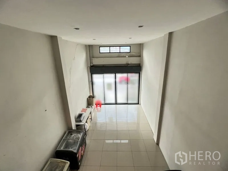 อาคารพาณิชย์ ให้เช่าในWatthana, Bangkok - พื้นที่หน้าร้านเพดานสูง พื้นกระเบื้องมันเงาและประตูกระจกฝ้า