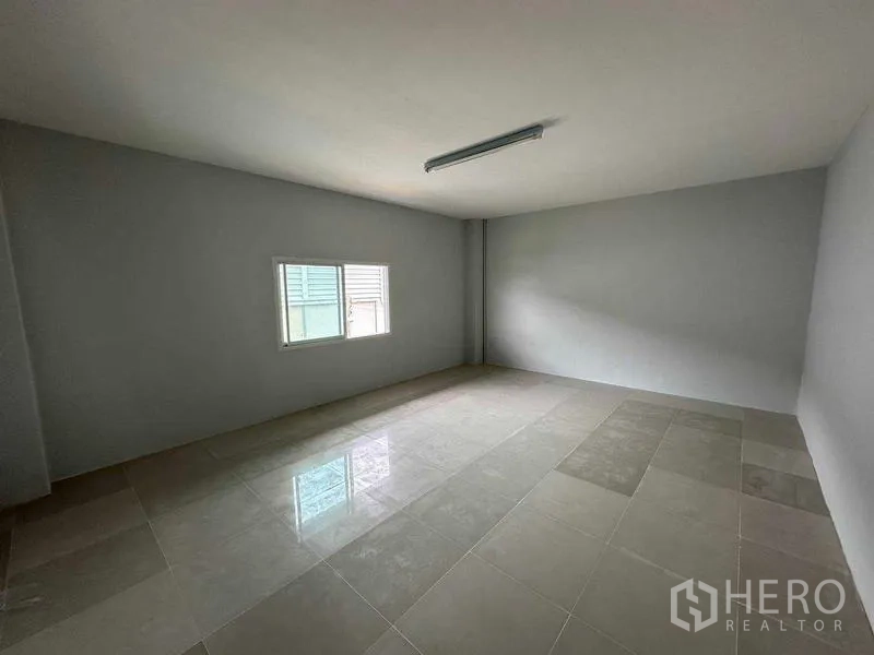 คลังสินค้า ให้เช่าในMueang Samut Sakhon, Samut Sakhon - ห้องออฟฟิศชั้นบน ปูกระเบื้อง มีหน้าต่างและไฟฟลูออเรสเซนต์