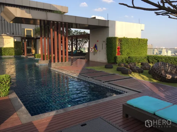 คอนโด ให้เช่าหรือขายในKhlong Toei, Bangkok - สระว่ายน้ำอินฟินิตี้บนดาดฟ้า พร้อมพื้นไม้ ศาลาพัก และวิวเมืองแบบพาโนรามา