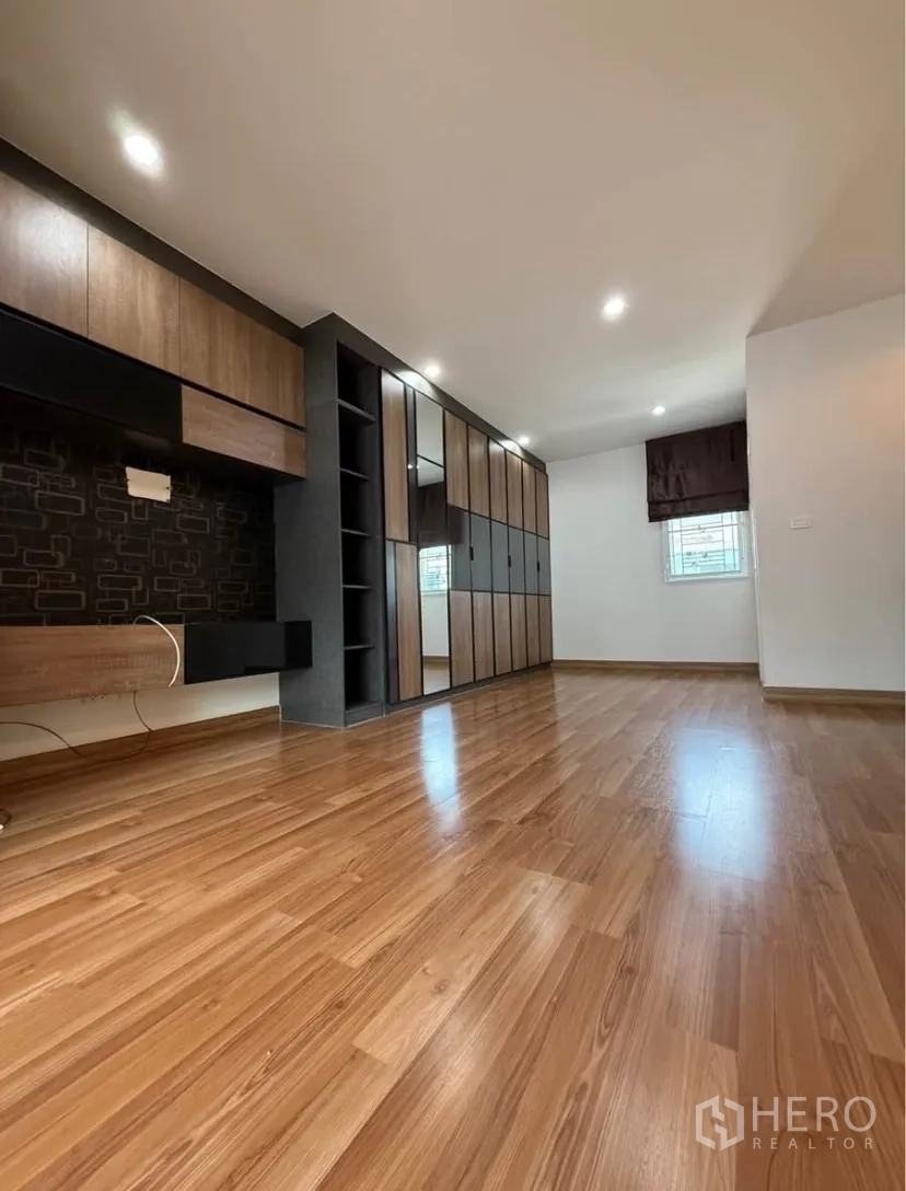 ทาวน์เฮาส์ ให้เช่าในSuan Luang, Bangkok - ห้องนอนหลักตกแต่งบิลต์อินตู้เสื้อผ้าและชั้นวาง พื้นไม้