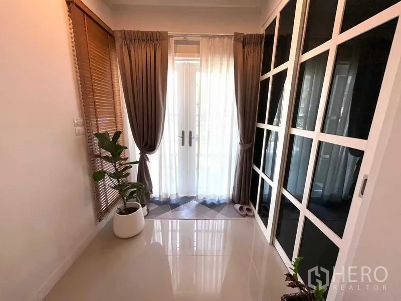 บ้าน ขายในBang Sao Thong, Samut Prakan - โถงทางเข้า ประตูกระจกสูงจรดเพดาน มู่ลี่ไม้ และตู้บิวท์อิน